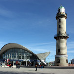 Teepott und Leuchtturm von Warnemünde. Foto: Martin Schuster