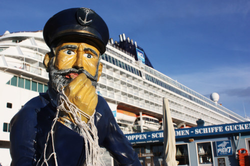 Schiffe gucken in Warnemünde. Foto: Martin Schuster